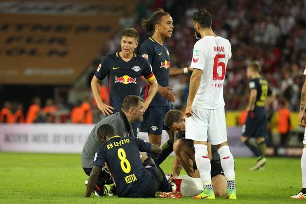 25.09.2016, xkvx, Fussball 1.Bundesliga, 1. FC Koeln - RB Leipzig, emspor, v.l. Naby Keita (RB Leipzig) liegt verletzt nach einem Foul am Boden wird behandelt Koeln