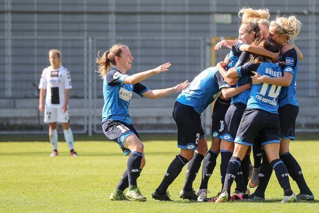 Themen der Woche - SPORT Bilder des Tages - Sport Spielerinnen der TSG 1899 Hoffenheim jubeln über das Tor zum 1:0, Jubel, Torjubel, Torerfolg, celebrate the goal, goal, celebration, Jubel ueber das Tor, optimistisch, Action, Aktion, Fussball, Allianz Frauen-Bundesliga, TSG 1899 Hoffenheim - SC Freiburg, xozx