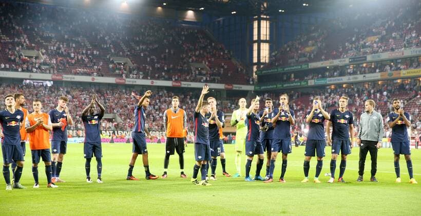 1.FC Koeln - RB Leipzig Fußball Bundesliga Köln, 25.09.2016, Rheinenergiestadion, Fußball, 1.BL, GER, 5.Spieltag , 1. FC Köln vs. RB Leipzig 1:1 (1:1) , Im Bild: Mannschaft von RB Leipzig nach Abpfiff vor der leipziger Fankurve. ,