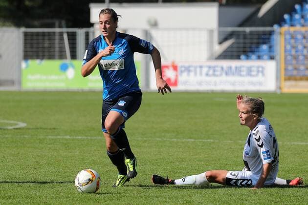 v.li.: Christine Schneider (TSG, 8), Lena Petermann (Freiburg, 22), Fussball, Allianz Frauen-Bundesliga, TSG 1899 Hoffenheim - SC Freiburg, xozx