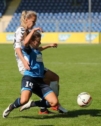 v.li.: Lena Petermann (Freiburg, 22), Lina Bürger (Lina Buerger, TSG, 14), Zweikampf, Duell, duel, tackle, tackling, Dynamik, Action, Aktion, Fussball, Allianz Frauen-Bundesliga, TSG 1899 Hoffenheim - SC Freiburg, xozx
