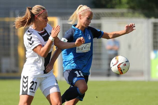 v.li.: Clara Schöne (Clara Schoene, Freiburg, 27), Stephanie Breitner (TSG, 12), Zweikampf, Duell, duel, tackle, tackling, Dynamik, Action, Aktion, Fussball, Allianz Frauen-Bundesliga, TSG 1899 Hoffenheim - SC Freiburg, xozx
