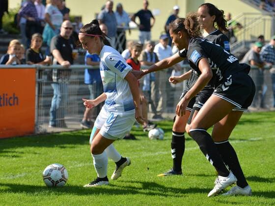 Zweikampf Bild v.L. Sofia Nati (MSV Duisburg) (10) mit Rachel Melhado (FF USV Jena) (3) und Julia Arnold (FF USV Jena) (31), Fussball, Allianz Frauen-Bundesliga, MSV DUISBURG - FF USV JENA, xmkx