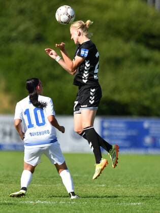 Lina Hausicke ( FF USV Jena) (27) beim Kopfball, Fussball, Allianz Frauen-Bundesliga, MSV DUISBURG - FF USV JENA, xmkx