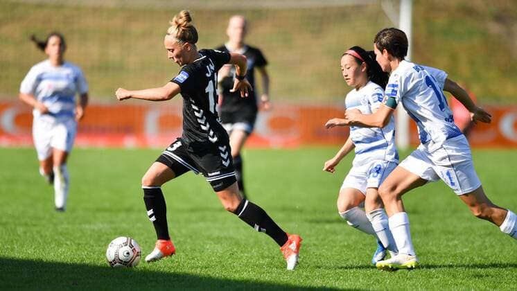 Karoline Heinze (FF USV Jena) (13) verfolgt von Danica Wu (MSV Duisburg) (13) und Linda Bresonik (MSV Duisburg) (11), Fussball, Allianz Frauen-Bundesliga, MSV DUISBURG - FF USV JENA, xmkx
