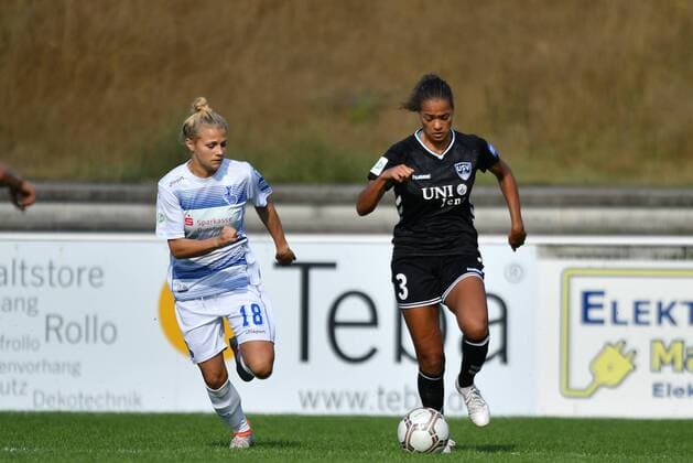 Zweikampf Nicole Muntert (MSV Duisburg) (18) Rachel Melhado (FF USV Jena) (3) Ballführend, Fussball, Allianz Frauen-Bundesliga, MSV DUISBURG - FF USV JENA, xmkx