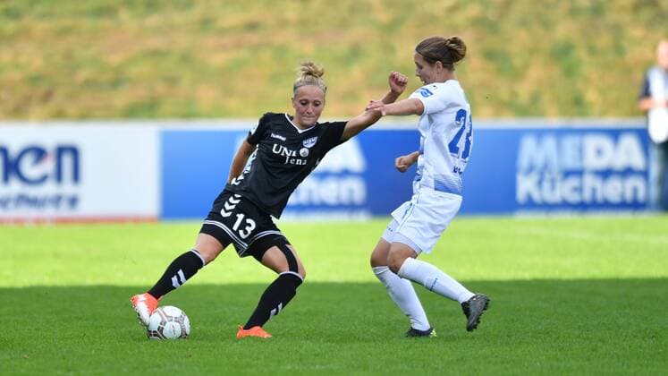 Karoline Heinze (FF USV Jena) (13) behauptet Ball vor Zsofia Racz (MSV Duisburg) (28), Fussball, Allianz Frauen-Bundesliga, MSV DUISBURG - FF USV JENA, xmkx