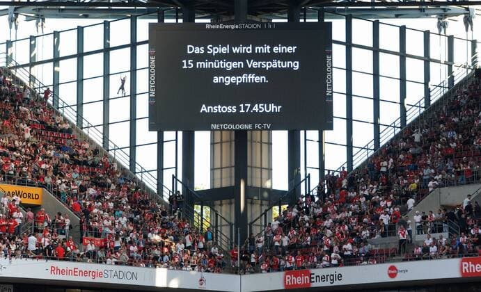 Fussball, Bundesliga, Deutschland, Herren, Saison 2016 2017, 5. Spieltag, Rhein Energie Stadion Köln, 1. FC Köln (weiss) - RB Leipzig (blau) 1:1; Die Zuschauer werden über die Anzeigetafel darüber informiert, dass das Spiel 15 Minuten später beginnt. Feature, Symbol, Symbolbild.