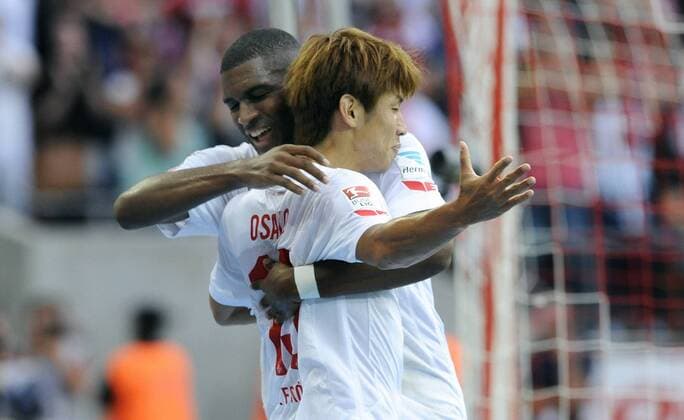 Fussball, Bundesliga, Deutschland, Herren, Saison 2016 2017, 5. Spieltag, Rhein Energie Stadion Köln, 1. FC Köln (weiss) - RB Leipzig (blau) 1:1; Jubel Yuya Osako (FC Köln) nach seinem Tor zum 1:1 Ausgleich, zusammen mit Anthony Modeste (FC Köln). Jubel, Freude, Aktion.