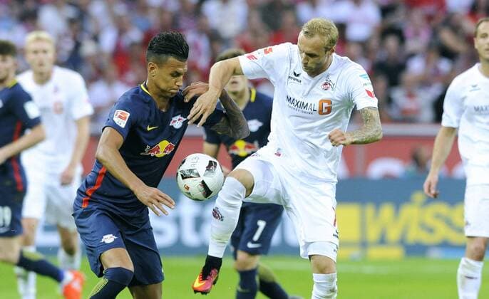 Fussball, Bundesliga, Deutschland, Herren, Saison 2016 2017, 5. Spieltag, Rhein Energie Stadion Köln, 1. FC Köln (weiss) - RB Leipzig (blau) 1:1; Marcel Risse (FC Köln), Davie Selke (Leipzig), Aktion.