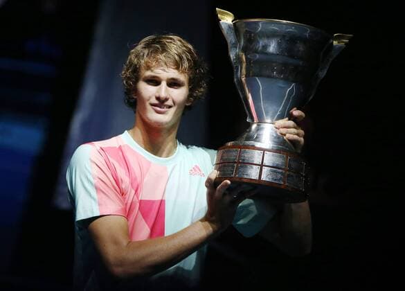 Themen der Woche - SPORT Bilder des Tages - SPORT ST PETERSBURG, RUSSIA - SEPTEMBER 25, 2016: Alexander Zverev of Germany poses with his trophy during the award ceremony for the men s singles final at the 2016 St. Petersburg Open international tennis tournament. Peter Kovalev TASS  TS032693