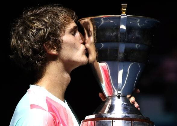 Bilder des Tages - SPORT ST PETERSBURG, RUSSIA - SEPTEMBER 25, 2016: Alexander Zverev of Germany kisses his trophy during the award ceremony for the men s singles final at the 2016 St. Petersburg Open international tennis tournament. Peter Kovalev TASS  TS032695