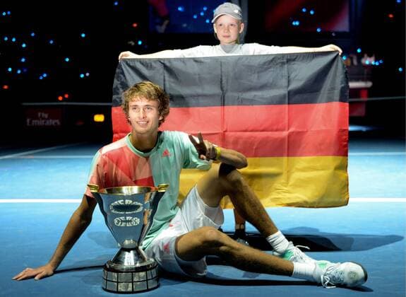 Bilder des Tages - SPORT ST PETERSBURG, RUSSIA - SEPTEMBER 25, 2016: Alexander Zverev of Germany poses with his trophy during the award ceremony for the men s singles final at the 2016 St. Petersburg Open international tennis tournament. Andrei Ivanov TASS  TS03269E