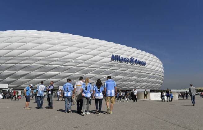 25.09.2016, Fussball 2.Liga 2016 2017, 7.Spieltag, TSV 1860 München - Hannover 96, in der Allianz-Arena München. Zahlreiche Fans pilgern zum Stadion. 