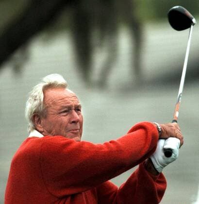 ARNOLD PALMER (Sept. 10, 1929 - Sept. 25, 2016) was an American professional golfer, who is generally regarded as one of the greatest players in professional golf history. He won numerous events on both the PGA Golf Herren Tour and Champions Tour, dating back to 1955. Nicknamed The King , he was one of golf s most popular stars and its most important trailblazer, because he was the first superstar of the s television age, which began in the 1950s. PICTURED: March 15, 2005 - Orlando, Florida, U.S. - ARNOLD PALMER hits a shot while playing in the Pro-Am portion of the Bay Hill Invitational tournament. Arnold Palmer 1929-2016 American Professional Golfer - ZUMAm67_