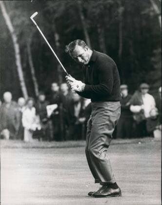 ARNOLD PALMER (Sept. 10, 1929 - Sept. 25, 2016) was an American professional golfer, who is generally regarded as one of the greatest players in professional golf history. He won numerous events on both the PGA Golf Herren Tour and Champions Tour, dating back to 1955. Nicknamed The King , he was one of golf s most popular stars and its most important trailblazer, because he was the first superstar of the s television age, which began in the 1950s. PICTURED: Oct. 10, 1968 - Virginia Water, England, United Kingdom - ARNOLD PALMER misses a put on the 4th green during the Piccadilly World Match Play Championship at Wentworth Golf Club. Arnold Palmer 1929-2016 American Professional Golfer - ZUMAk09_