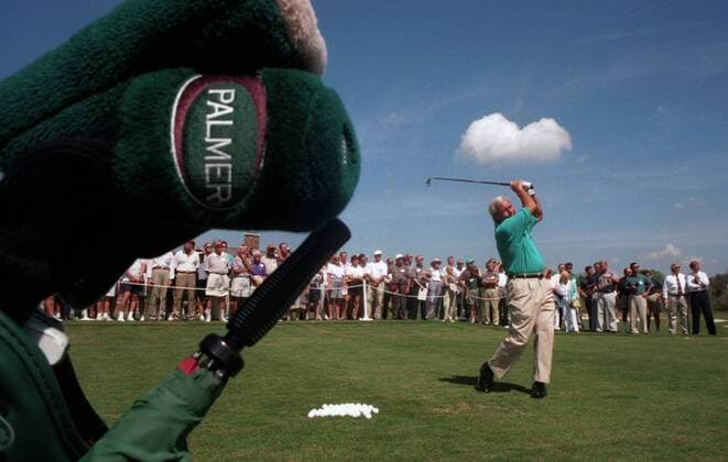 ARNOLD PALMER (Sept. 10, 1929 - Sept. 25, 2016) was an American professional golfer, who is generally regarded as one of the greatest players in professional golf history. He won numerous events on both the PGA Golf Herren Tour and Champions Tour, dating back to 1955. Nicknamed The King , he was one of golf s most popular stars and its most important trailblazer, because he was the first superstar of the s television age, which began in the 1950s. PICTURED: March 11, 1997 - Sarasota, Florida, U.S. - ARNOLD PALMER, making his first appearance after prostrate surgery, gave a golfing clinic at Legacy Golf Club. He demonstrated his swing with various clubs and the audience asked him questions about his game, his surgery and his life. Arnold Palmer 1929-2016 American Professional Golfer - ZUMAs70_