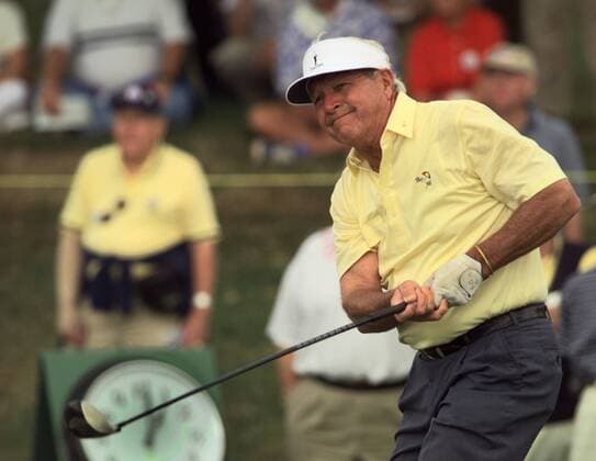 ARNOLD PALMER (Sept. 10, 1929 - Sept. 25, 2016) was an American professional golfer, who is generally regarded as one of the greatest players in professional golf history. He won numerous events on both the PGA Golf Herren Tour and Champions Tour, dating back to 1955. Nicknamed The King , he was one of golf s most popular stars and its most important trailblazer, because he was the first superstar of the s television age, which began in the 1950s. PICTURED: Feb. 18, 1999 - Lutz, Florida, U.S. - ARNOLD PALMER during the GTE Classic golf tournament, Thursday Pro-Am. Arnold Palmer 1929-2016 American Professional Golfer - ZUMAs70_