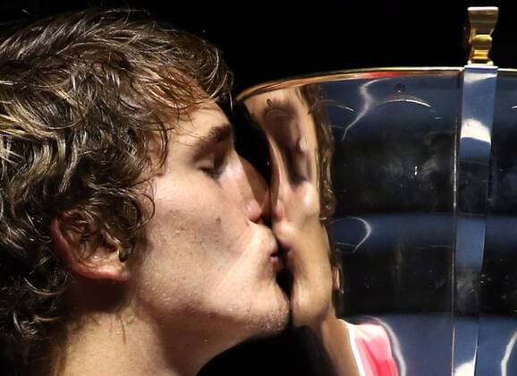 Tennis, Alexander Zverev gewinnt erstes ATP-Turnier ST PETERSBURG, RUSSIA â€“ SEPTEMBER 25, 2016: Alexander Zverev of Germany kisses the trophy after winning the men s singles final against Switzerland s Stanislas Stan Wawrinka at the 2016 St. Petersburg Open international tennis tournament. Zverev won the match 6:2, 3:6, 7:5. Peter Kovalev TASS  TS0326FB