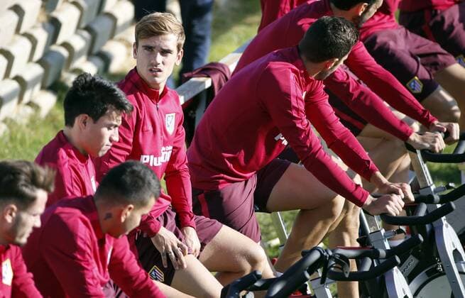 Bilder des Tages - SPORT Atletico de Madrid s players Argentinian midfielder Nico Gaitan (L) and French forward Antoine Griezmann (R) attend a trainning session at Cerro del Espino, in Madrid, Spain, 26 September 2016. Atletico de Madrid plays a UEFA Champions League match against Bayern Munich at Vicente Calderon Stadium next 28 September. Atletico de Madrid s trainning !ACHTUNG: NUR REDAKTIONELLE NUTZUNG!  20160926-636104865704799335