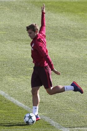Atletico de Madrid s French forward Antoine Griezmann attends a trainning session at Cerro del Espino, in Madrid, Spain, 26 September 2016. Atletico de Madrid plays a UEFA Champions League match against Bayern Munich at Vicente Calderon Stadium next 28 September. Atletico de Madrid s trainning !ACHTUNG: NUR REDAKTIONELLE NUTZUNG!  20160926-636104871665014921
