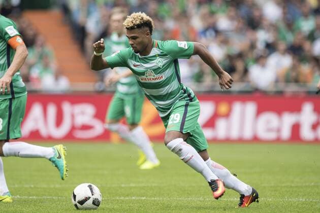 Serge GNABRY (HB) in Aktion mit Ball, Einzelaktion; Fussball 1. Bundesliga, 2. Spieltag, SV Werder Bremen (HB) - FC Augsburg (A) 1:2, am 11.09.2016 in Bremen Deutschland.