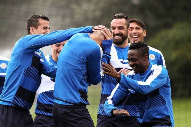 26.09.2016, Trainingsground, Leicester, ENG, UEFA CL, Leicester City, Training, im Bild Islam Slimani of Leicester City (centre) is ribbed by his team mates Islam Slimani of Leicester City (centre) is ribbed by his team mates during Trainingssession before the UEFA Championsleague Group G Match between Leicester City and FC Porto at the Trainingsground in Leicester, Great Britain on 2016 09 26. Leicester  EP_fil  