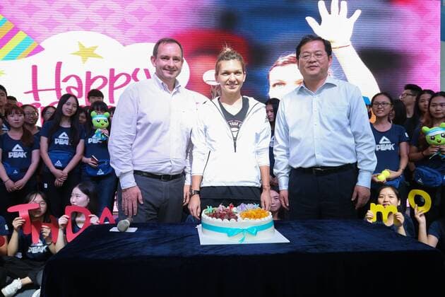 Tennis, Simona Haleb feiert ihren 25. Geburtstag mit Fans in Wuhan WUHAN, CHINA - SEPTEMBER 27: Simona Halep of Romania attends her birthday party with fans on day 3 of the 2016 WTA Tennis Damen Dongfeng Motor Wuhan Open on September 27, 2016 in Wuhan, China.  CFP492820936 