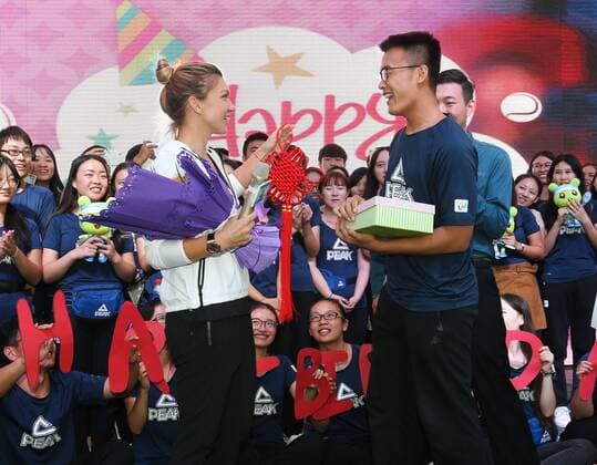 Tennis, Simona Haleb feiert ihren 25. Geburtstag mit Fans in Wuhan WUHAN, CHINA - SEPTEMBER 27: Simona Halep of Romania attends her birthday party with fans on day 3 of the 2016 WTA Tennis Damen Dongfeng Motor Wuhan Open on September 27, 2016 in Wuhan, China.  CFP492820937 