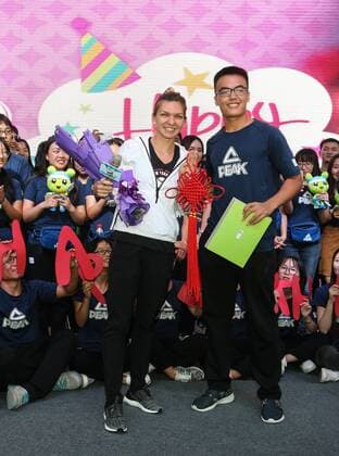 Tennis, Simona Haleb feiert ihren 25. Geburtstag mit Fans in Wuhan WUHAN, CHINA - SEPTEMBER 27: Simona Halep of Romania attends her birthday party with fans on day 3 of the 2016 WTA Tennis Damen Dongfeng Motor Wuhan Open on September 27, 2016 in Wuhan, China.  CFP492820938 