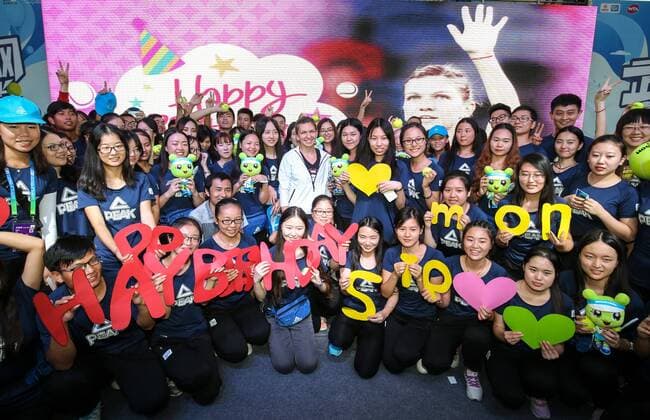 Tennis, Simona Haleb feiert ihren 25. Geburtstag mit Fans in Wuhan WUHAN, CHINA - SEPTEMBER 27: Simona Halep of Romania attends her birthday party with fans on day 3 of the 2016 WTA Tennis Damen Dongfeng Motor Wuhan Open on September 27, 2016 in Wuhan, China.  CFP492820940 