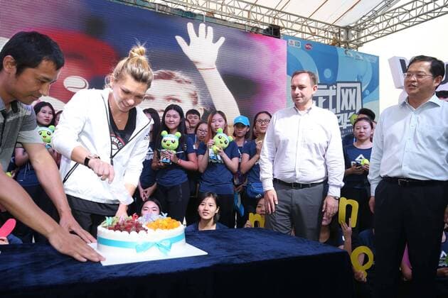 Tennis, Simona Haleb feiert ihren 25. Geburtstag mit Fans in Wuhan WUHAN, CHINA - SEPTEMBER 27: Simona Halep of Romania attends her birthday party with fans on day 3 of the 2016 WTA Tennis Damen Dongfeng Motor Wuhan Open on September 27, 2016 in Wuhan, China.  CFP492820941 