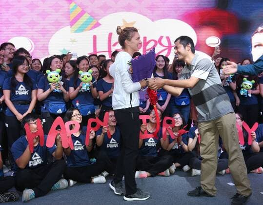 Tennis, Simona Haleb feiert ihren 25. Geburtstag mit Fans in Wuhan WUHAN, CHINA - SEPTEMBER 27: Simona Halep of Romania attends her birthday party with fans on day 3 of the 2016 WTA Tennis Damen Dongfeng Motor Wuhan Open on September 27, 2016 in Wuhan, China.  CFP492820944 