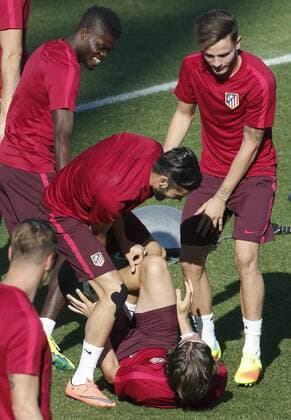 Fußball, CL, Training Atletico Madrid Atletico Madrid s Belgian Yannick Carrasco (C) shares a light moment with Portuguese defender Filipe Luis during a training session at Las Rozas sports city in Madrid, Spain, 27 September 2016. Atletico Madrid will face Bayern Munich in a UEFA Champions League Group D match on 28 September. EFE Angel Diaz training session of Atletico Madrid !ACHTUNG: NUR REDAKTIONELLE NUTZUNG!  GRA315 20160927-636105992353608879