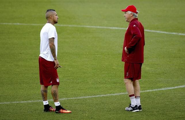 Head coach of Bayern Munich, Italian Carlo Ancelotti (R), gives instructions to Chilean player Arturo Vidal during a training session at the Vicente Calderon stadium in Madrid, Spain, 27 September 2016. Bayern Munich will face Atletico Madrid in a UEFA Champions League Group D soccer match on 28 September. EFE Juanjo Martin Training session of Bayern Muncih !ACHTUNG: NUR REDAKTIONELLE NUTZUNG!  GRA340 20160927-636106025466700648