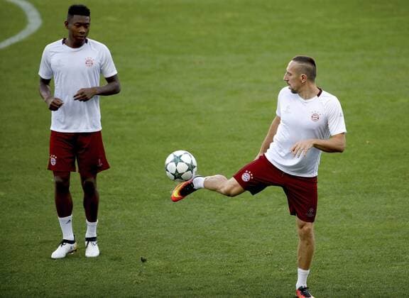 Bayern Munich s french midfielder Franck Henry Pierre Ribery (R) performs with the ball during a training session at the Vicente Calderon stadium in Madrid, Spain, 27 September 2016. Bayern Munich will face Atletico Madrid in a UEFA Champions League Group D soccer match on 28 September. EFE Juanjo Martin Training session of Bayern Muncih !ACHTUNG: NUR REDAKTIONELLE NUTZUNG!  GRA340 20160927-636106026109880402