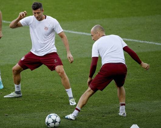 Bayern Munich s Roben (R) and Robert Lewandoski take part in a training session at the Vicente Calderon stadium in Madrid, Spain, 27 September 2016. Bayern Munich will face Atletico Madrid in a UEFA Champions League Group D soccer match on 28 September. EFE Juanjo Martin Training session of Bayern Muncih !ACHTUNG: NUR REDAKTIONELLE NUTZUNG!  GRA340 20160927-636106034008657676