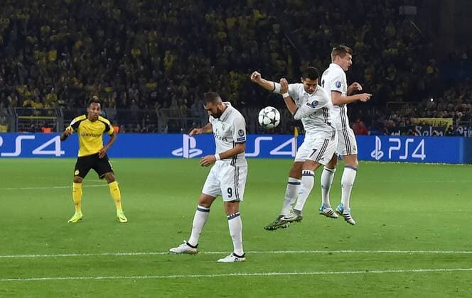 27.09.2016, Fussball UEFA Champions League 2016 17, Vorrunde, 2. Spieltag, Borussia Dortmund - Real Madrid, Umstritten, nach einem Freistoss von Pierre-Emerick Aubameyang, Pierre Emerick Aubameyang (Borussia Dortmund), wehrt Cristiano Ronaldo (Real Madrid) den Ball mit der Hand ab