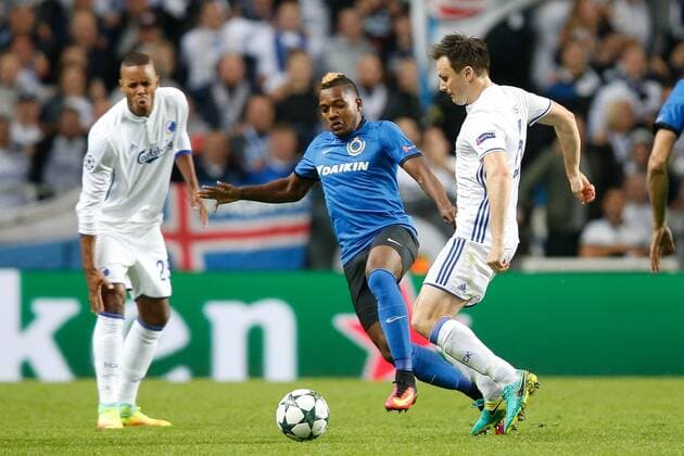 Fußball, CL, FC Kopenhagen - FC Brügge Club s Jose Izquierdo and Kobenhavn s William Kvist fight for the ball during a soccer game between Danish club F.C. Kobenhavn and Belgian team Club Brugge KV in Copenhagen, Denmark, Tuesday 27 September 2016, the second game in the group stage of the UEFA Champions League competition, in group G. BRUNOxFAHY  x04941931x