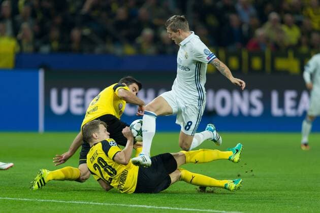 Dortmund, Germany 27.09.2016, UEFA Champions League - 2016 17 Season, Group F - Matchday 2, BV Borussia Dortmund - Real Madrid, Matthias Ginter (BVB) und Sokratis (BVB) gegen Toni Kroos (Real Madrid) ( DeFodi001