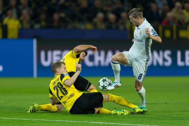 Dortmund, Germany 27.09.2016, UEFA Champions League - 2016 17 Season, Group F - Matchday 2, BV Borussia Dortmund - Real Madrid, Matthias Ginter (BVB) und Sokratis (BVB) gegen Toni Kroos (Real Madrid) ( DeFodi001