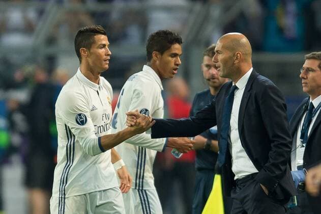 Themen der Woche - SPORT Bilder des Tages - SPORT Dortmund, Germany 27.09.2016, UEFA Champions League - 2016 17 Season, Group F - Matchday 2, BV Borussia Dortmund - Real Madrid, Cristiano Ronaldo (Real Madrid) und Trainer Zinedine Zidane (Real Madrid) jubeln nach dem treffer zum 0:1 ( DeFodi001
