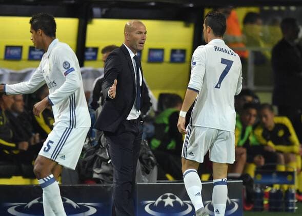 27.09.2016, Fussball UEFA Champions League 2016 17, Vorrunde, 2. Spieltag, Borussia Dortmund - Real Madrid, Jubel Trainer Zinedine Zidane (Real Madrid), li., und Cristiano Ronaldo (Real Madrid)