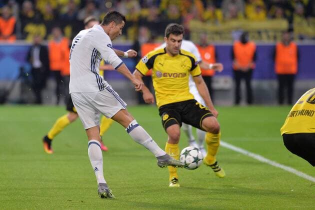 Fußball Champions League Gruppenphase 2. Spieltag Borussia Dortmund - Real Madrid am 27.09.2016 im Signal Iduna Park in Dortmund Torschuss zum 0:1 durch Cristiano Ronaldo ( Madrid ) xJKx