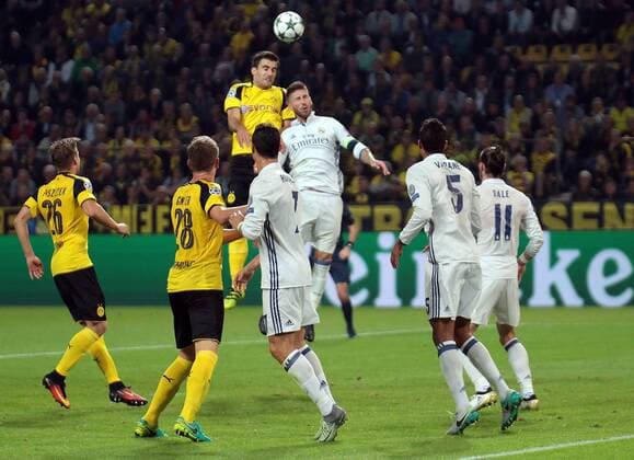 27.09.2016, xovx, Fussball UEFA Champions League, Borussia Dortmund - Real Madrid, emspor emonline, v.l. Lukasz Piszczek (Borussia Dortmund), Matthias Ginter (Borussia Dortmund), Christiano Ronaldo (Real Madrid), Sokratis (Borussia Dortmund), Sergio Ramos (Real Madrid), Raphael Varane (Real Madrid), Gareth Bale (Real Madrid), Aktion. Dortmund