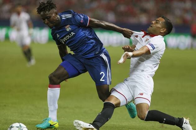 Sevilla s Argentinian defenseGabriel Mercado (R) fights for the ball with Olympique Lyon s defense Mapou Yanga-Mbiwa during the UEFA Champions League group H soccer match between Sevilla FC and Olympique Lyon played at Sanchez Pizjuan stadium in Seville, Andalusia, Spain, 27 September 2016. SEVILLA VS OLYMPIQUE LYON !ACHTUNG: NUR REDAKTIONELLE NUTZUNG!  SEV001 20160927-636106084298202059