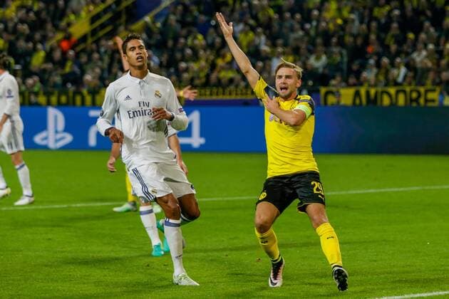 GER, Champions League, Borussia Dortmund vs Real Madrid 27.09.2016, Signal Iduna Park, Dortmund, GER, Champions League, Borussia Dortmund vs Real Madrid, im Bild picture shows VARANE (Real Madrid 5), Marcel Schmelzer (BVB Dortmund 29) reklamiert Handspiel, Foto@ nordphoto Rauch nordphotox xrauch