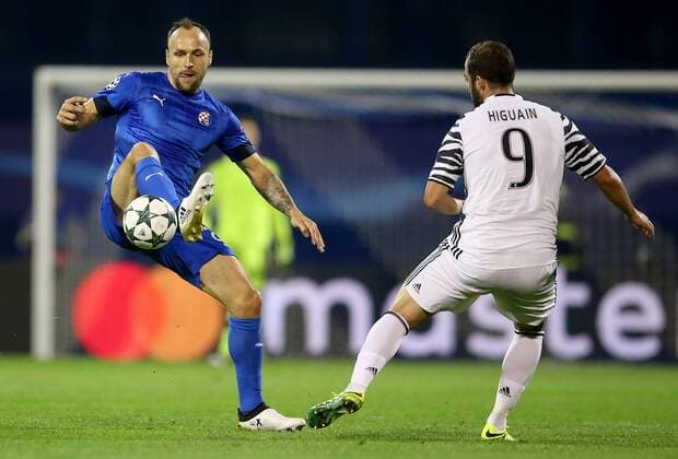 Fußball, CL, Dinamo Zagreb - Juventus Turin Champions League, Dinamo -Juventus 27.09.2016., Maksimir Stadium, Zagreb - Champions League, Group H, Round 2, GNK Dinamo - Juventus FC.Gordon Schildenfeld, Gonzalo Higuain.  IgorxKralj PIXSELL