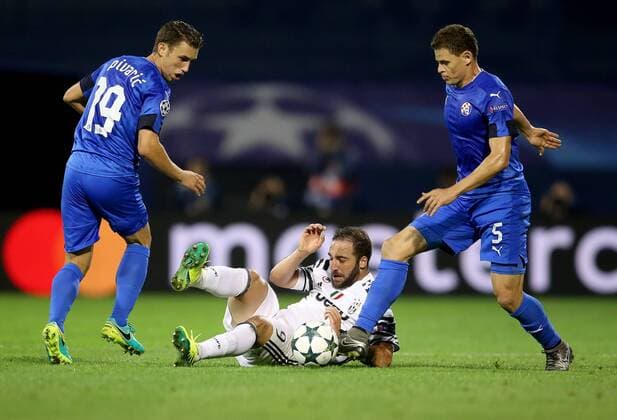 Fußball, CL, Dinamo Zagreb - Juventus Turin Champions League, Dinamo -Juventus 27.09.2016., Maksimir Stadium, Zagreb - Champions League, Group H, Round 2, GNK Dinamo - Juventus FC.Josip Pivaric, Gonzalo Higuain, Jonas. IgorxKralj PIXSELL