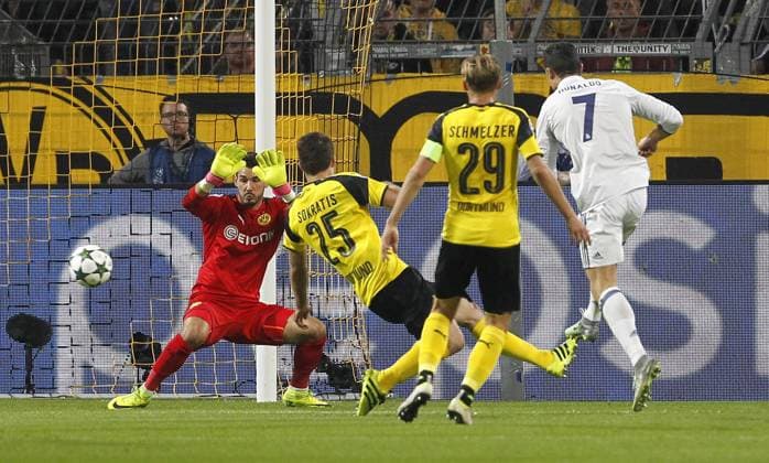 Cristian Ronaldo (Real Madrid) (R) scores the 1:0 goal against Torwart Roman Bürki (Borussia Dortmund) during the championsleague match between Borussia Dortmund and Real Madrid, Signal Iduna Park in Dortmund on September 27., 2016. Borussia Dortmund vs. Real Madrid in der Gruppenphase der Championsleague in der Saison 2016 2017 am 27. September 2016.